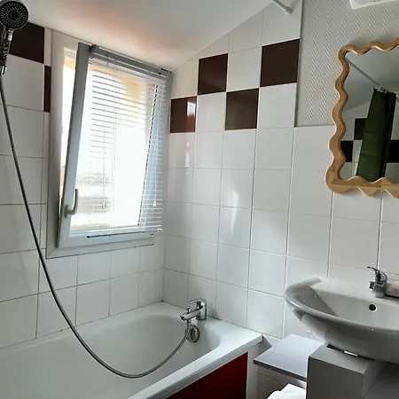 Проживание в семье Greg House 49 - D'hotes *